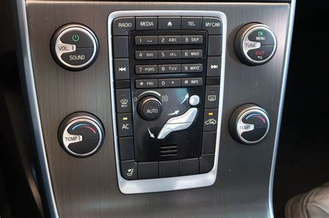Schema: galinio žibinto modulio nuėmimas Volvo S60 bagažinėje