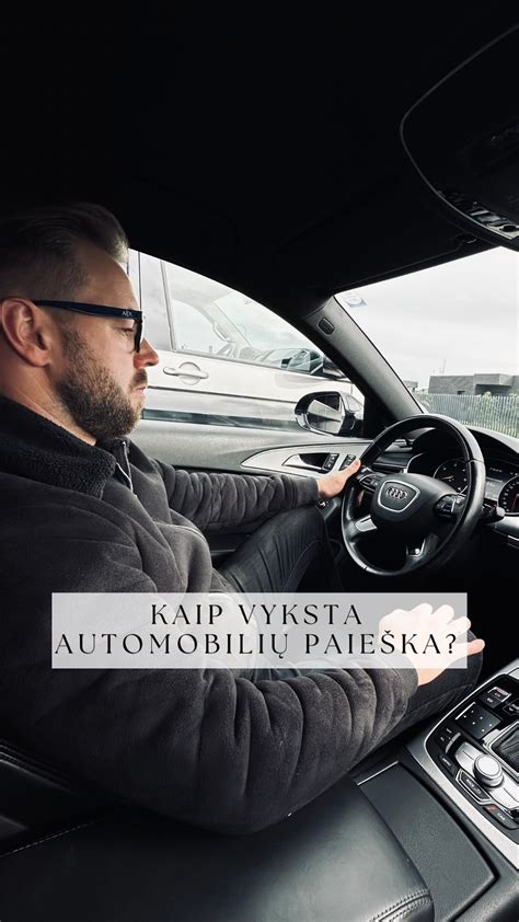 Teminė nuotrauka, vaizduojanti asmenį, apžiūrintį automobilį automobilių salone arba turguje