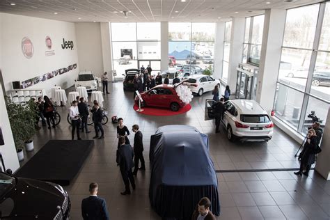 Naujų automobilių salonas su pirkėju ir konsultantu