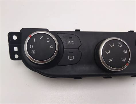 Toyota automobilio klimato kontrolės panelė su rankenėlėmis
