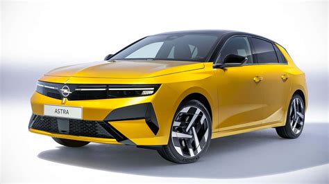 Teminis paveikslėlis: Opel Astra ir Fiat automobiliai su atidarytais variklio dangčiais