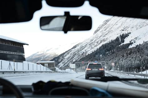 Tematinė nuotrauka su automobiliu žiemą ir ištirpusiu sniegu ant langų