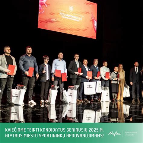 Triukinių paspirtukų sportininkų komandos nuotrauka arba veiksmo kadras iš varžybų.