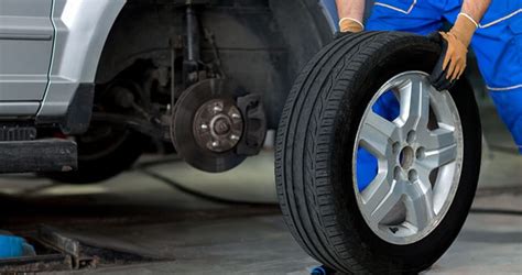 automobilis su nuleista padanga kelyje