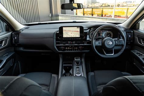 Nissan Pathfinder automobilio išorė ir interjeras
