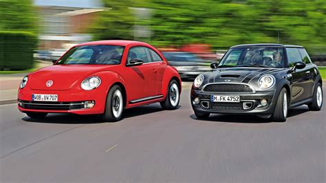 „Volkswagen The Beetle“ greta „Mini Cooper“ ir „Fiat 500“ palyginimo diagrama