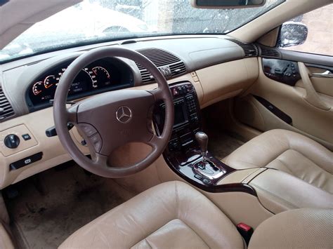 Mercedes-Benz CL (W215) interjero nuotrauka su prietaisų skydeliu ir navigacijos ekranu