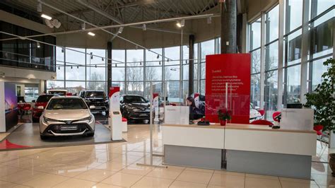 bendras vaizdas į automobilių saloną su naujais automobiliais