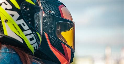 Motociklininkų šalmų ir apsaugos įrangos iliustracija
