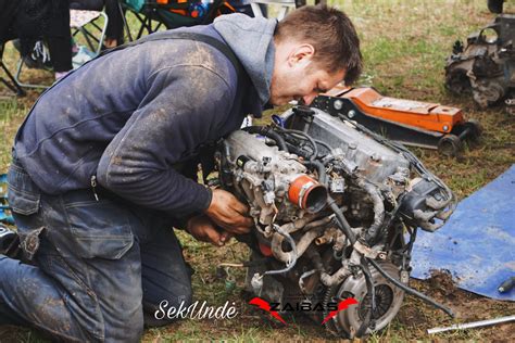 fotografija: specialistas, atliekantis automobilių spynos šerdies diagnostiką