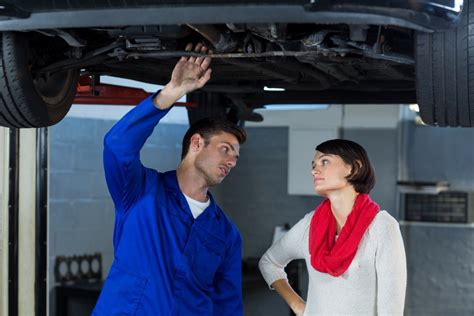 automobilių remonto dirbtuvės, mechanikas darbe