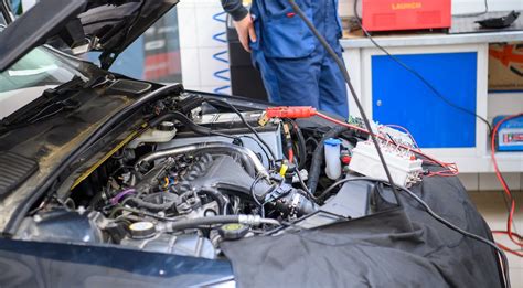 nuotrauka, demonstruojanti automobilį su uždėtu apsauginiu uždangalu žiemos metu