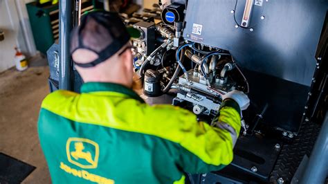 infografika: John Deere traktoriaus tepimo sistemos schema ir pagrindiniai techninės priežiūros taškai