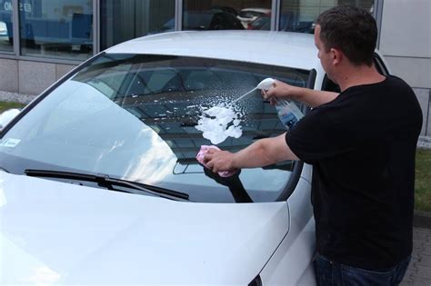 Vaizdinis pavyzdys, kaip automobilio langų švara gerina matomumą