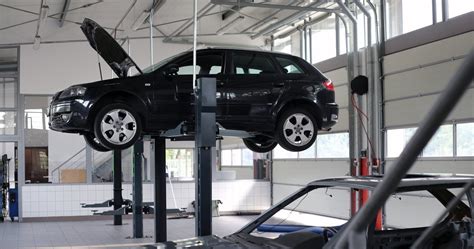 Tematinė nuotrauka: automobilis servise