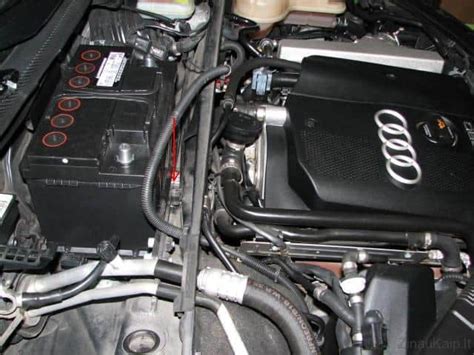 Audi A4 B8 (2012) akumuliatoriaus vieta variklio skyriuje