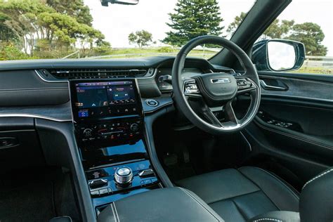 „Jeep Grand Cherokee“ Overland interjero nuotrauka