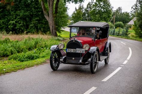 Klasikinių automobilių susitikimas po atviru dangumi Prancūzijoje