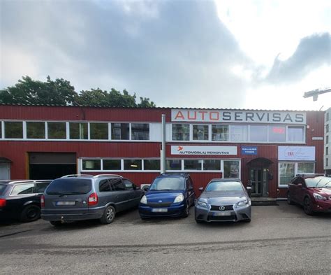 Tematinė nuotrauka: automobilių servisas su įvairių tipų keltuvais