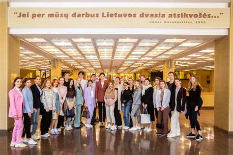 Studentai iš įvairių šalių bendrauja ir dirba komandoje universiteto miestelyje