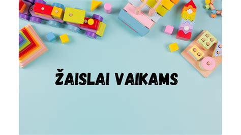 Linksmas vaikas, vairuojantis elektrinę mašinėlę lauke