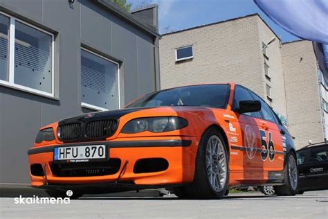 Apelsino žievelės efekto pavyzdys ant automobilio dažų