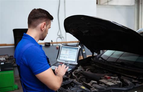 Autoserviso technikas atlieka pakabos diagnostiką