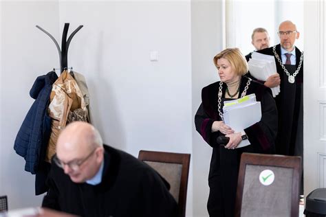 Teismų salės nuotrauka su advokato ir teisėjo figūromis