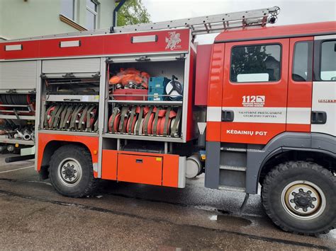 Visureigis su gerve traukia užklimpusį automobilį iš purvo