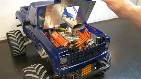 Thematinė nuotrauka, vaizduojanti RC monster truck ir RC buggy modelius skirtingose trasose