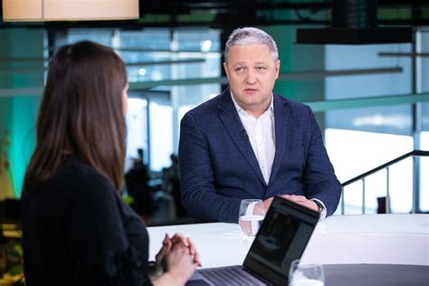 Moters pokalbis su automobilių pardavėju salone, pabrėžiant lygiavertį ir informatyvų bendravimą.