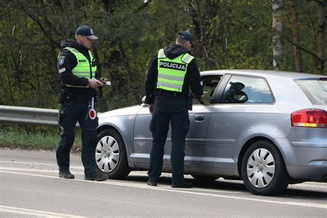 Schematinis pavaizdavimas situacijos, kai vairuotojas priverčia kitus eismo dalyvius staigiai manevruoti