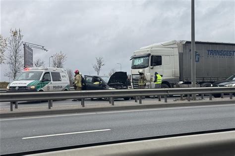 Avarijos vietoje sudaužytas BMW automobilis ir sunkvežimis