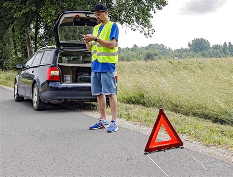 Atšvaitinė liemenė ir avarinis trikampis - privalomi automobilio atributai