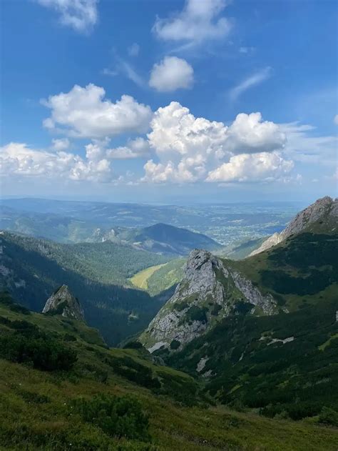 Peizažas su Aukštųjų Tatrų viršukalnėmis ir slėniais