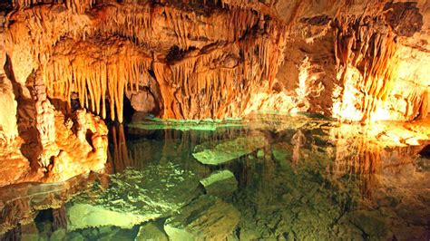 Interjeras Belianska stalagmitų urvuose su įspūdingomis stalaktitų ir stalagmitų formomis