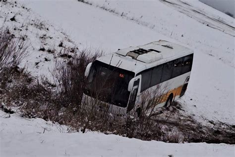 Autobuso avarija slidžiame kelyje