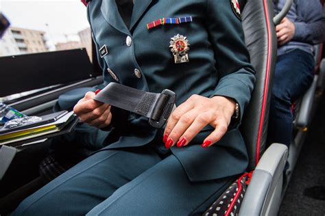 Autobuso keleiviai prisisegę saugos diržais