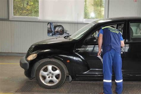 Nuotrauka: Automobilis techninės apžiūros stotyje