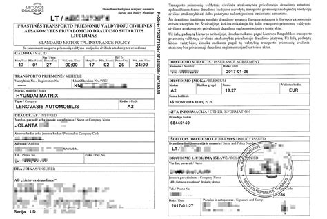 Draudimo polisas ir automobilio rakteliai ant stalo