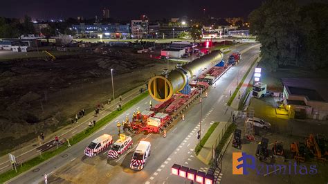 Negabaritinis krovinys vežamas specialiu transportu su palyda