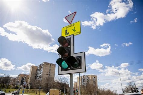 Teminė nuotrauka, apimanti spalvotus automobilius kelyje ir šviesoforus