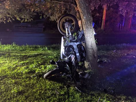 Motociklo avarijos vieta naktį su gelbėjimo tarnybų šviesomis