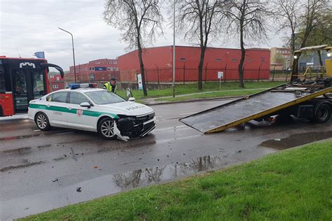 Sudaužytas automobilis po avarijos miesto centre
