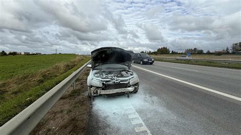 Apsivertęs automobilis po avarijos kelyje