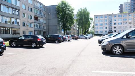 Nuotrauka su įvairiais automobiliais, stovinčiais aikštelėje Alytuje