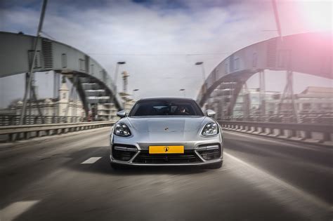 Teminė nuotrauka, vaizduojanti automobilio raktelius ir pinigus