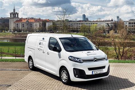 Citroën komercinio automobilio su įkraunamais hibridiniais ir elektriniais varikliais nuotrauka