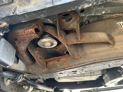 Nuotrauka su korozijos pažeistomis vietomis ant Mercedes-Benz W220 kėbulo