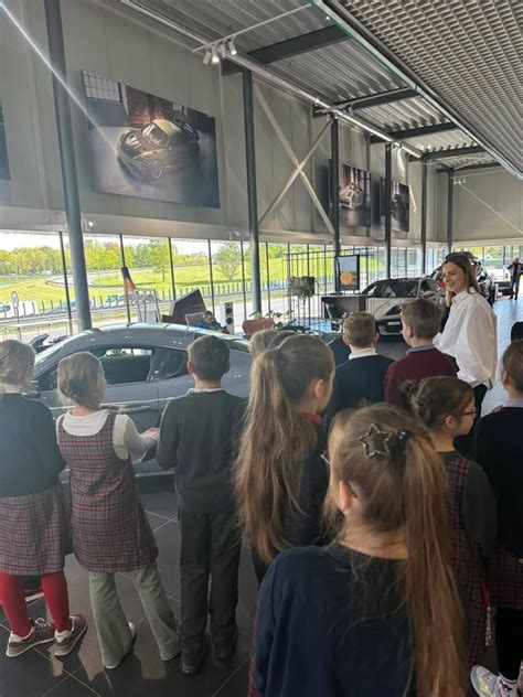 Teminė nuotrauka: BMW automobilių ekspozicija salone